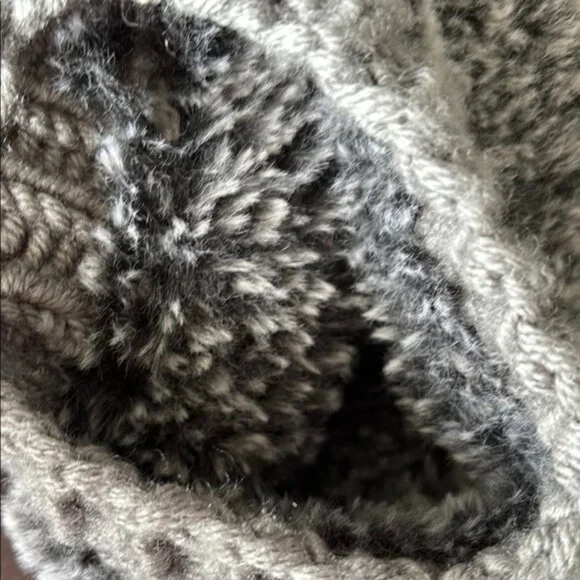 Cozy Gray Knit Pom-Pom tuque for babies - Picture 4 of 4